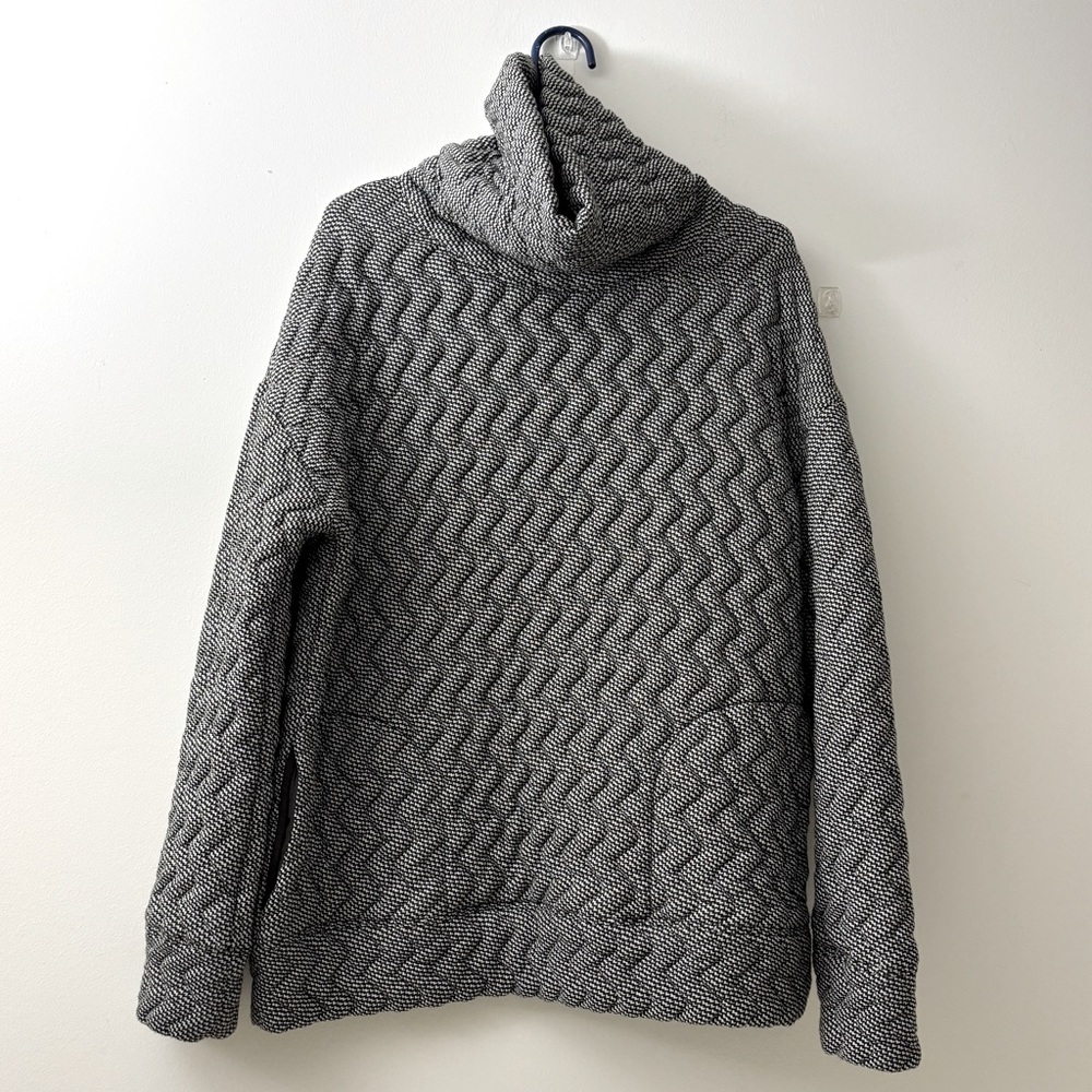 Gap Cozy Quilted Turtleneck Pullover in black and white pattern